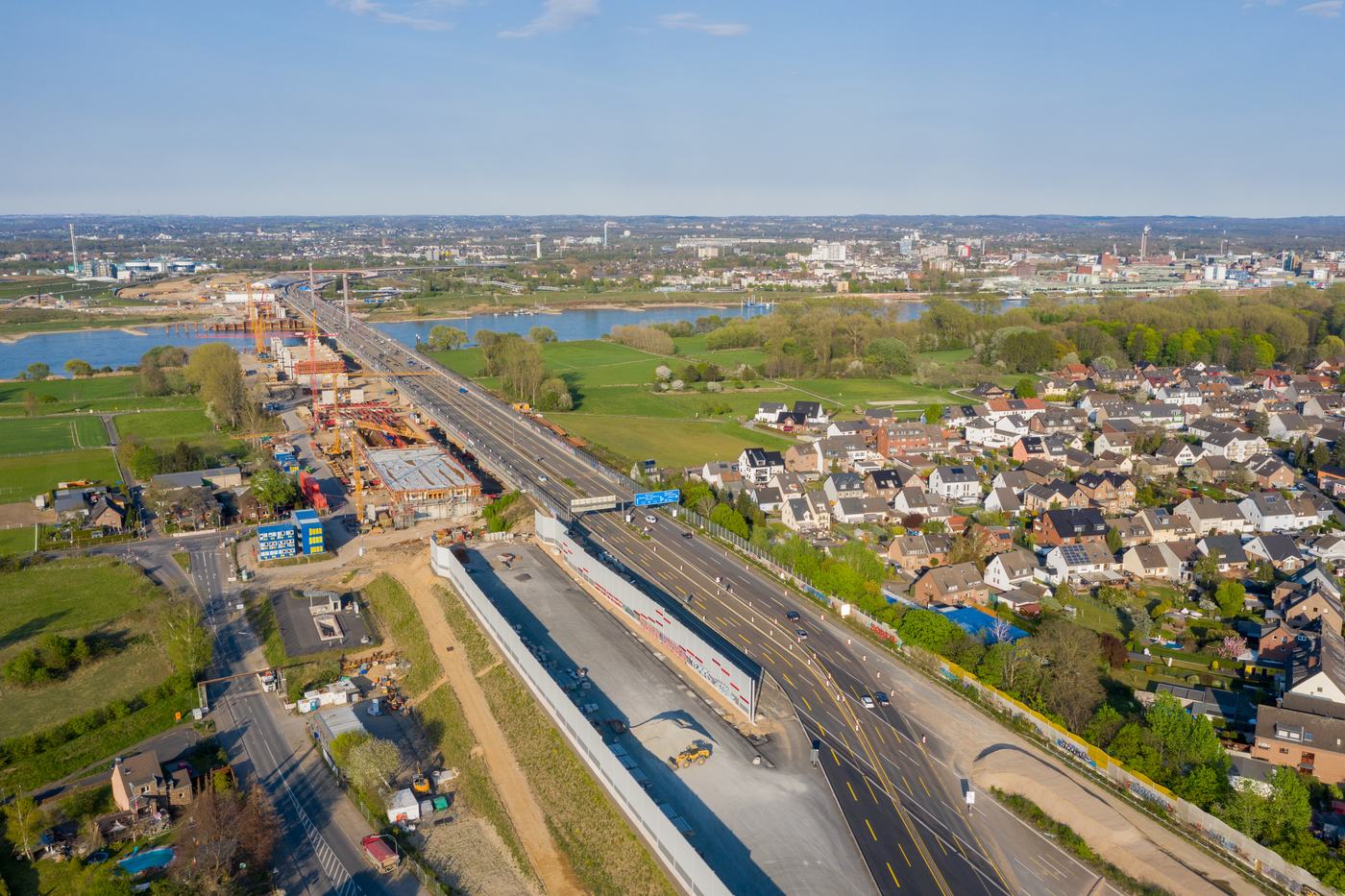 Luchtopname met drone van een infrastructuurproject met zichtbaar grondwerk